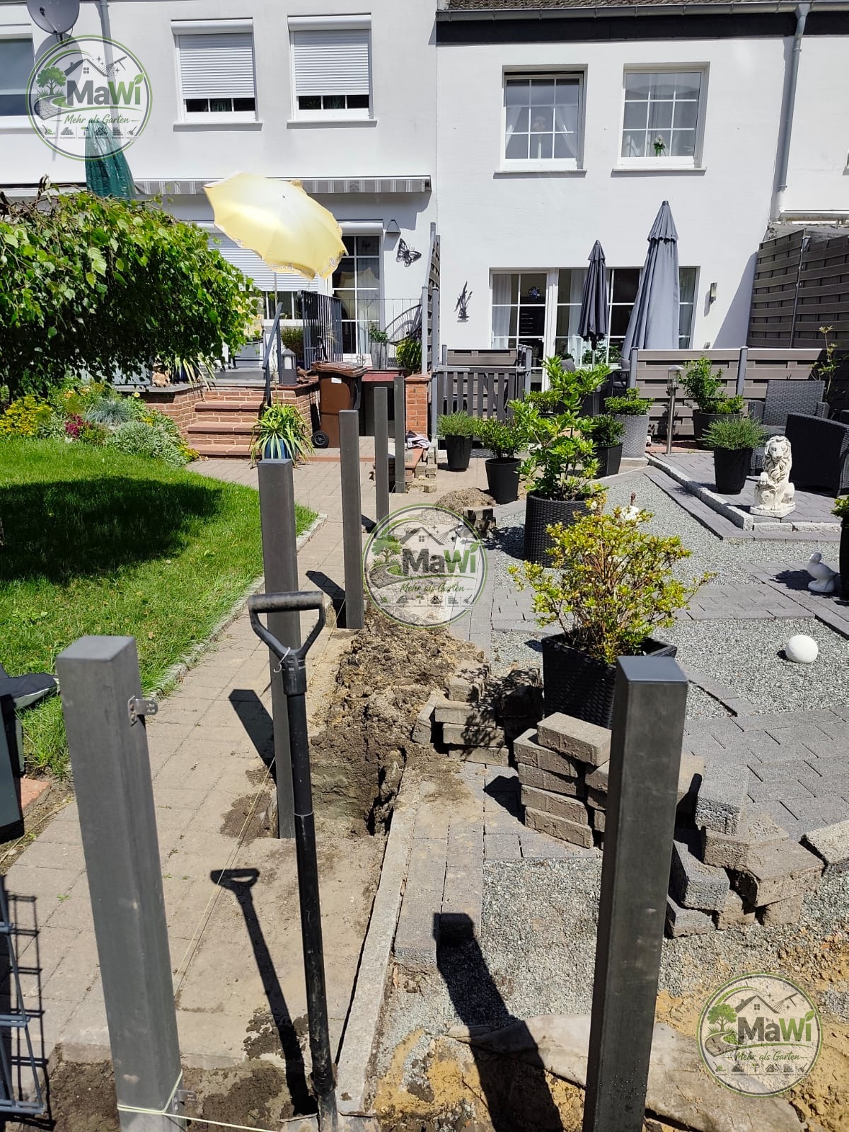 Gesetzte Zaunpfosten während des Zaunbaus durch MaWi