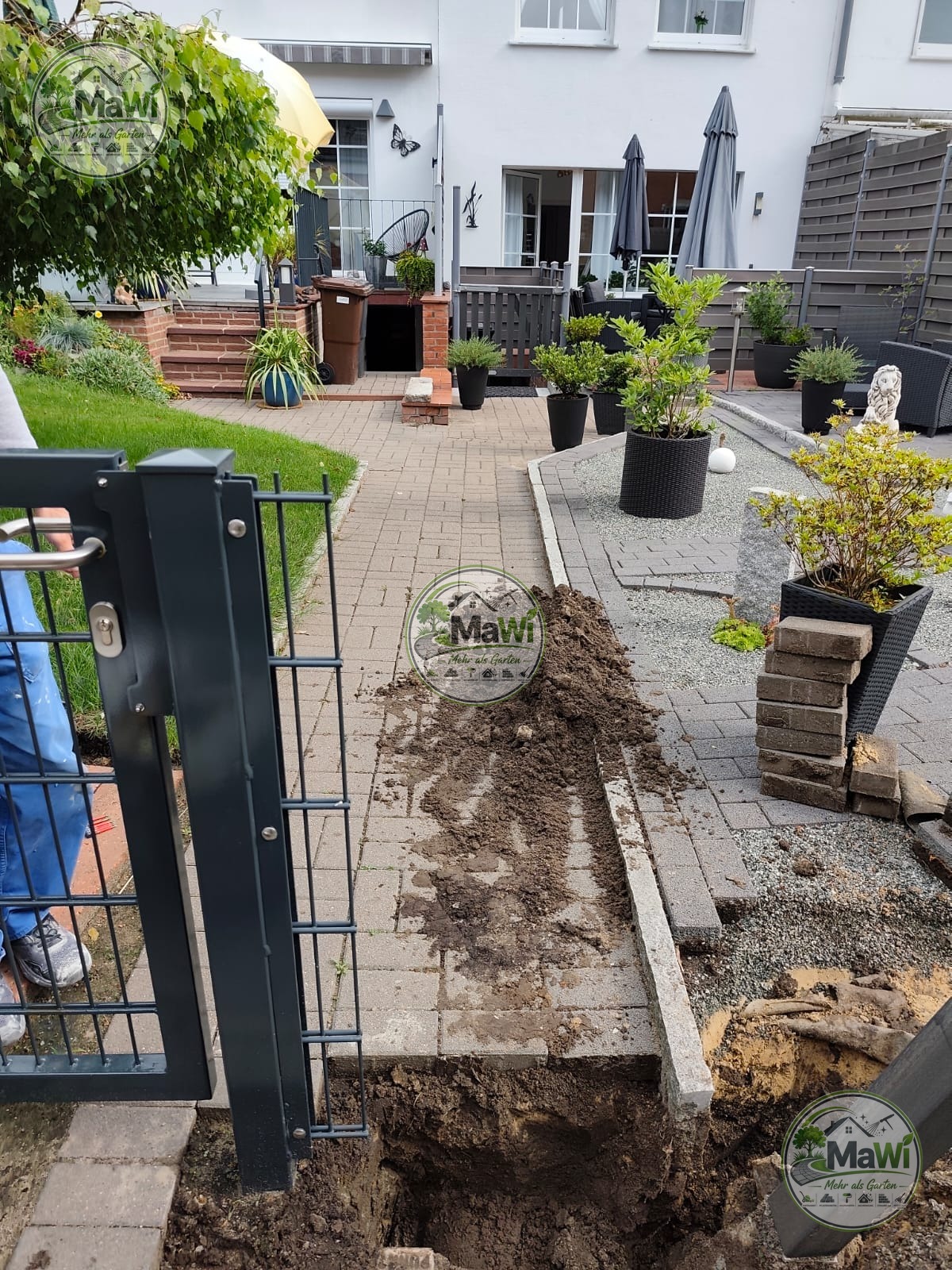 Ausgehobener Graben vor dem Zaunbau durch MaWi